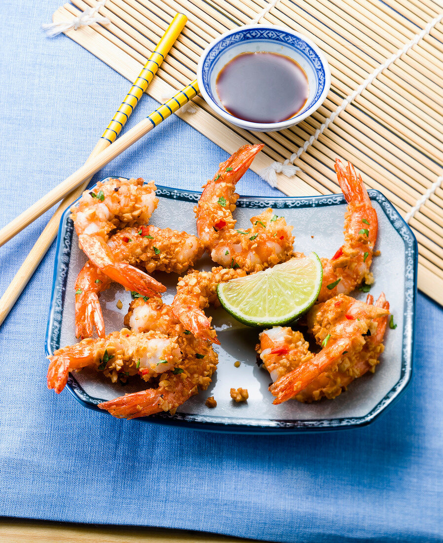 Shrimps breaded with crushed peanuts