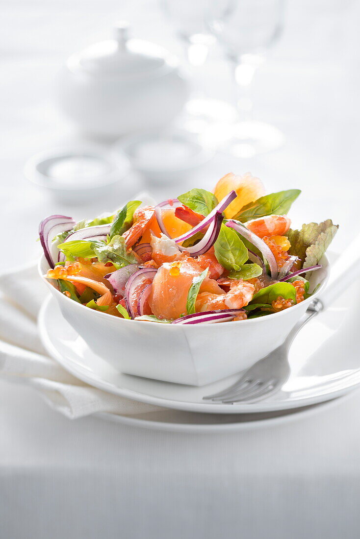 Salat mit Räucherlachs, Shrimps und Orangenfilets