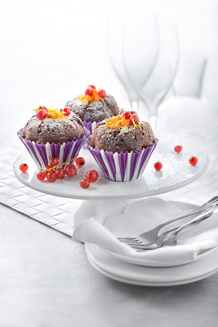 Schoko-Cupcakes mit Früchten