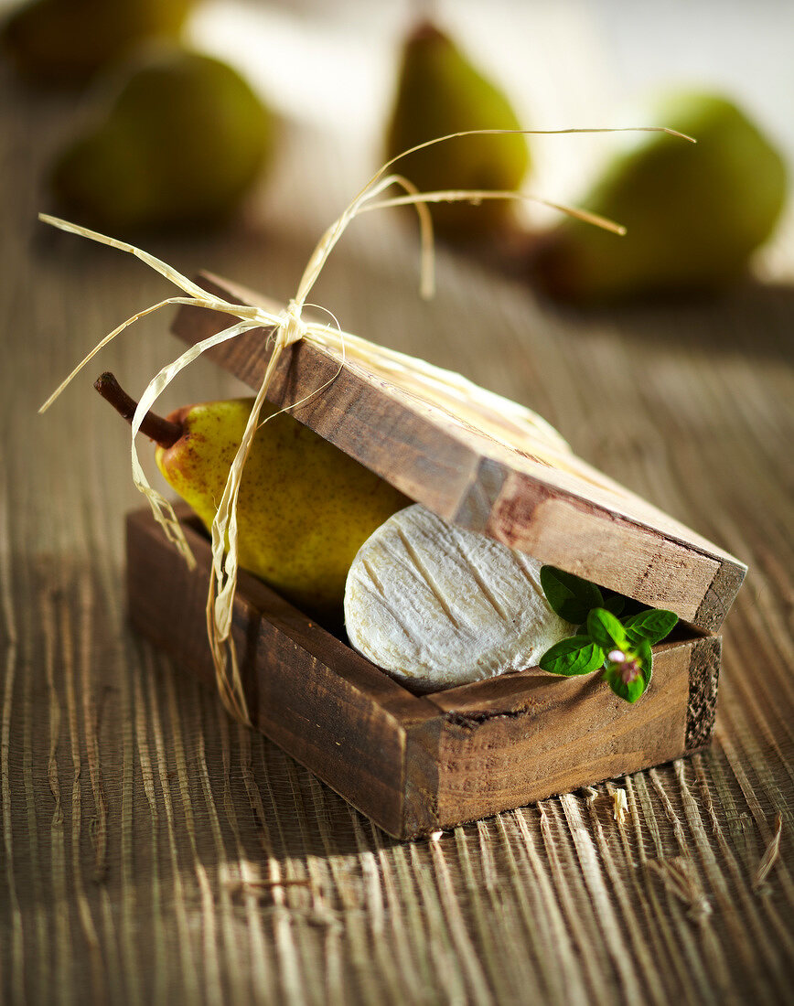 Pear and goat's cheese in a wooden box