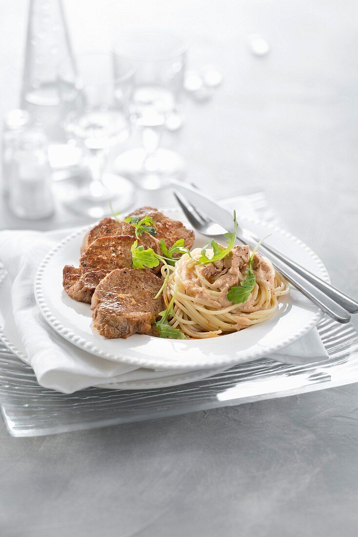 Kalbsmedaillons und Spaghetti mit Foie Gras und Rucola