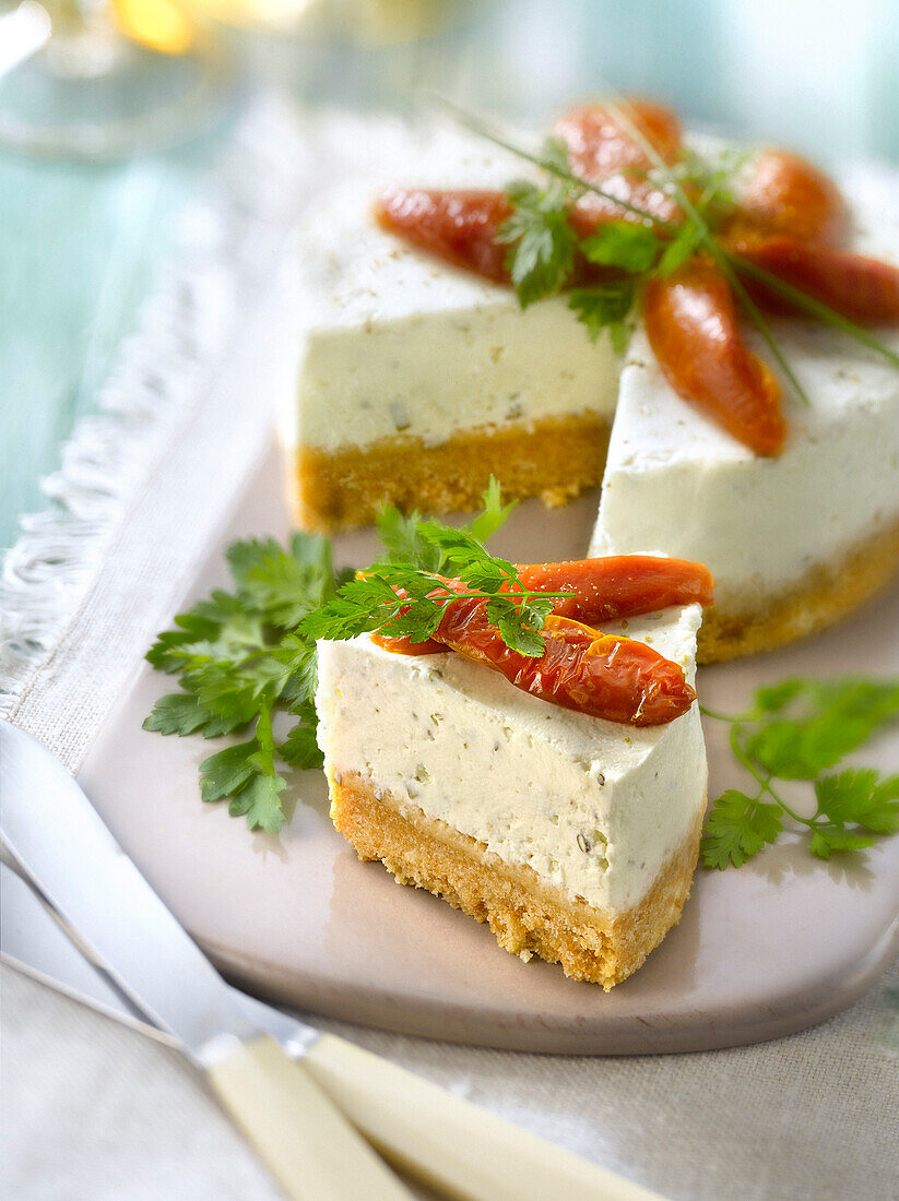 Herzhafter Käsekuchen aus Ziegenfrischkäse mit getrockneten Tomaten