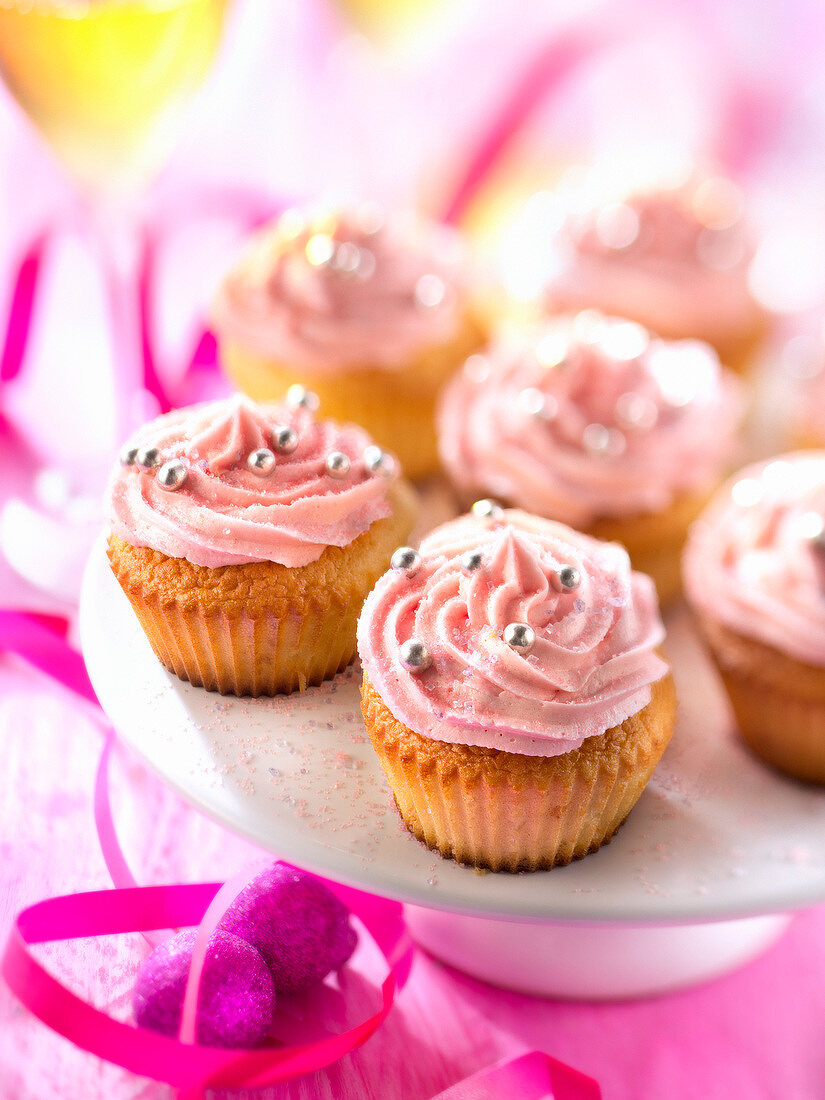 Cupcakes mit rosa Frosting und Zuckerperlen