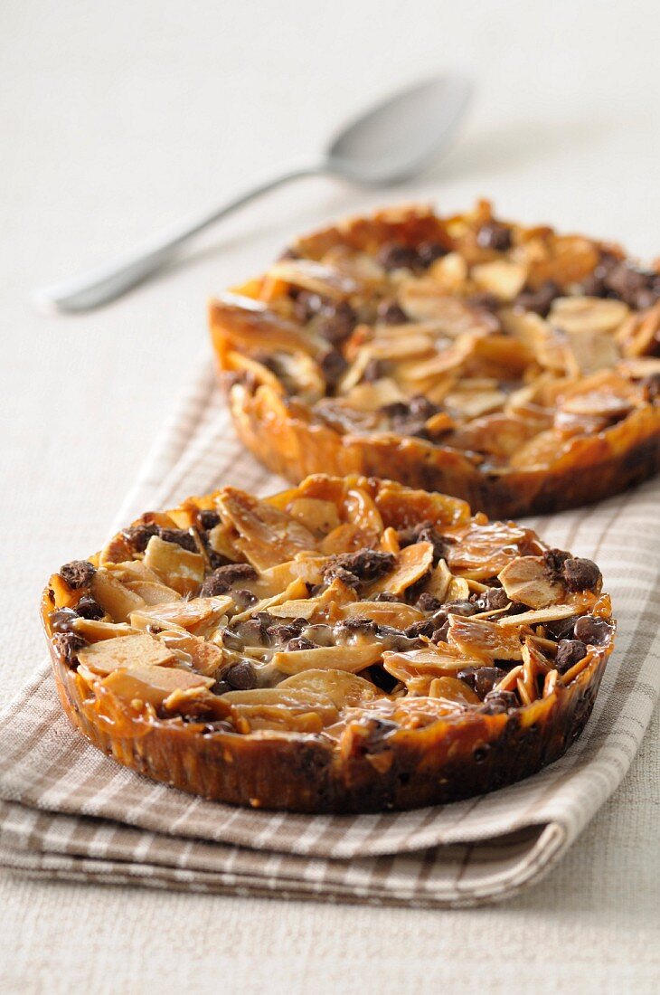 Mandelkaramell-Tartelettes mit Schokolade