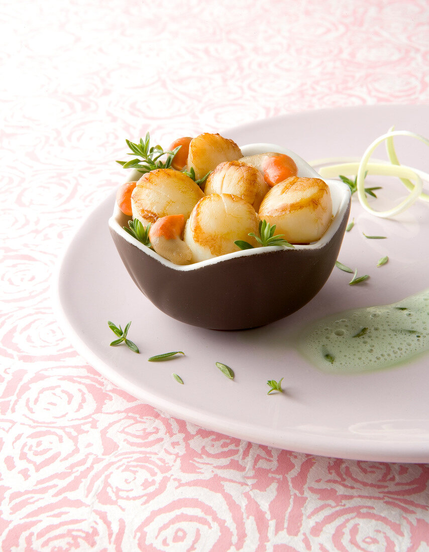 Roasted scallops in creamy rosemary sauce
