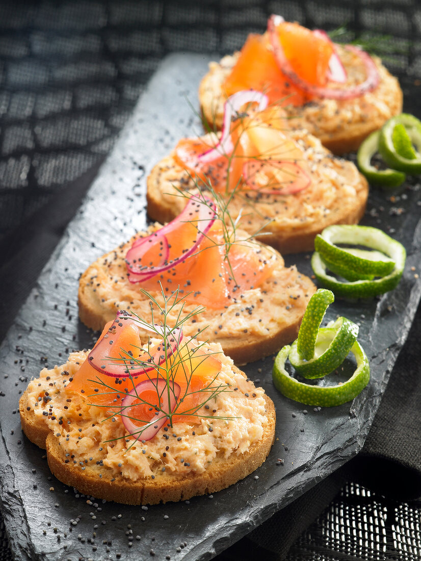 Lachsaufstrich und Räucherlachs auf Röstbrot