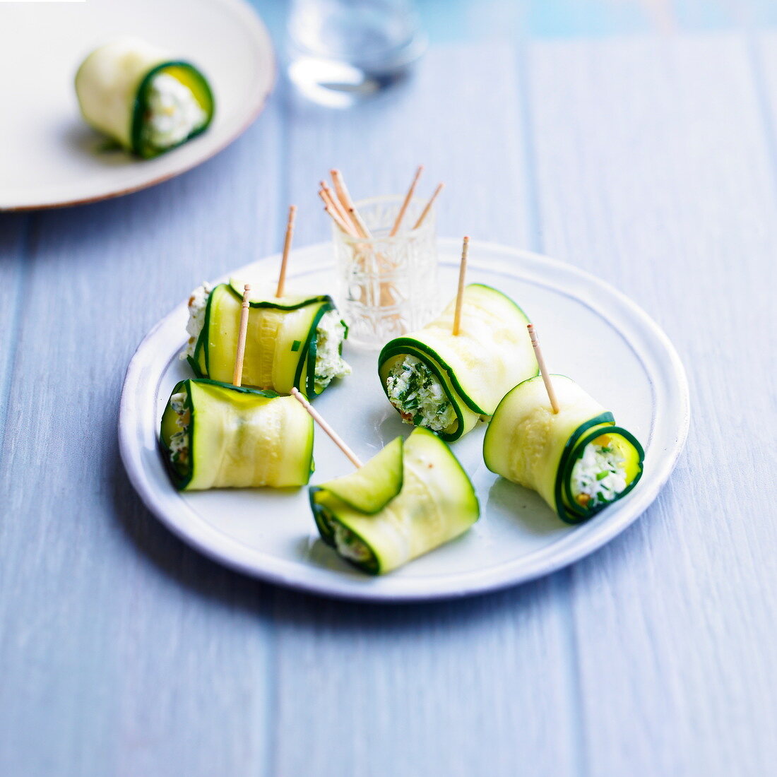 Zucchiniröllchen mit Ziegenkäse, Schnittlauch und Pinienkernen