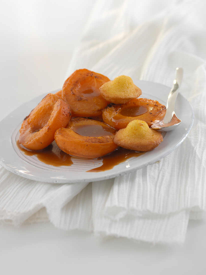 Gebratene Aprikosen mit Honig-Karamell-Sauce und kleinen Madeleines