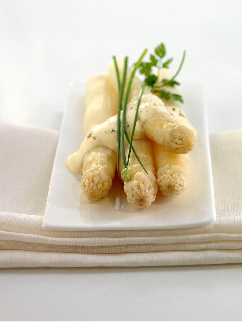 Weisser Spargel mit Frühlings-Mousseline