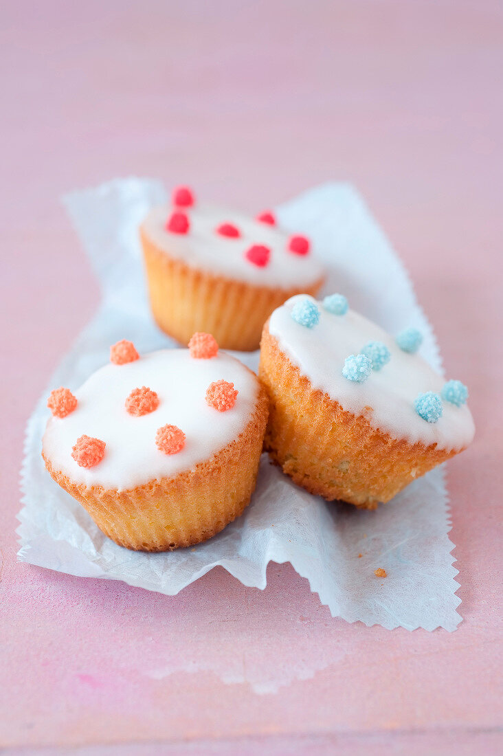 Cupcakes with vanilla-flavored frosting