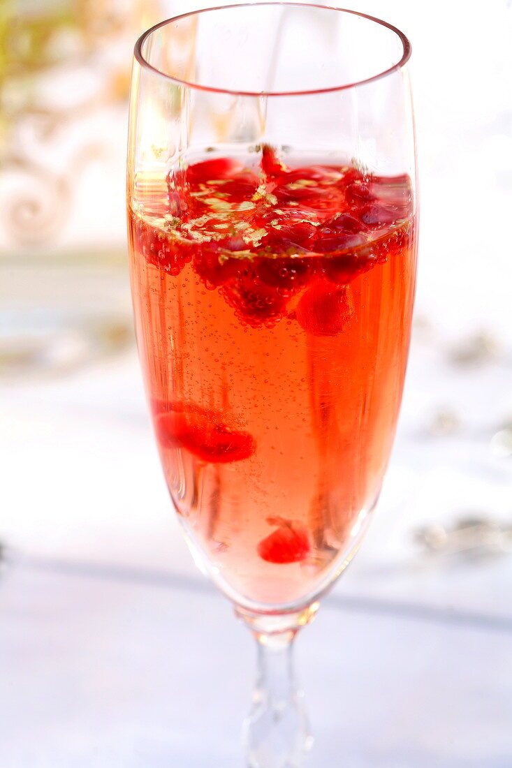 Cocktail mit Champagner und Granatapfelkernen