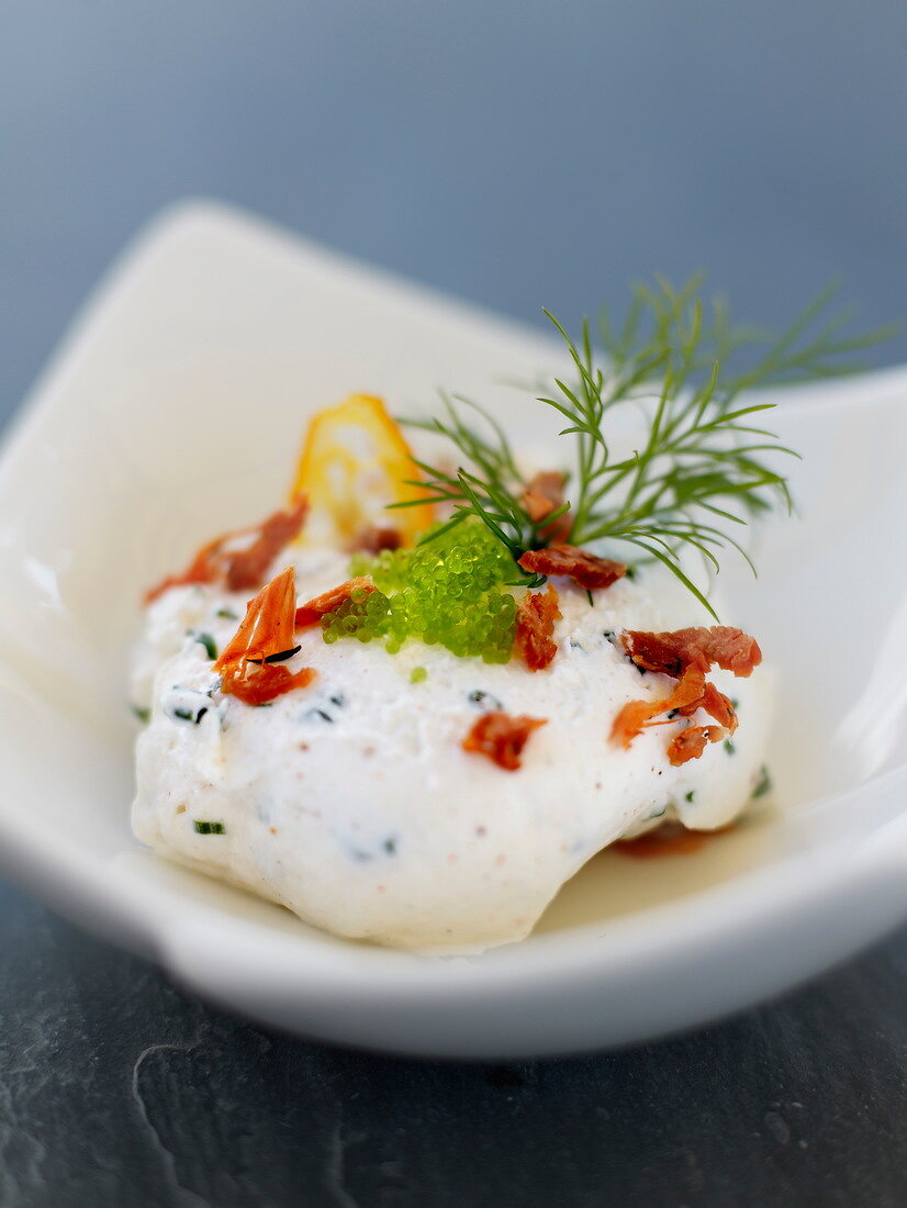 Zitronenmousse mit Kräutern, getrockneten Tomaten und Tobiko-Fischeier