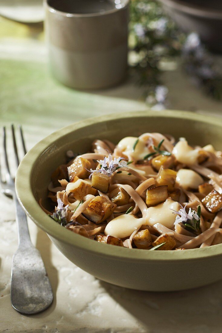 Vollkorn-Tagliatelle mit gebratenen Auberginen, Käse und Rosmarin