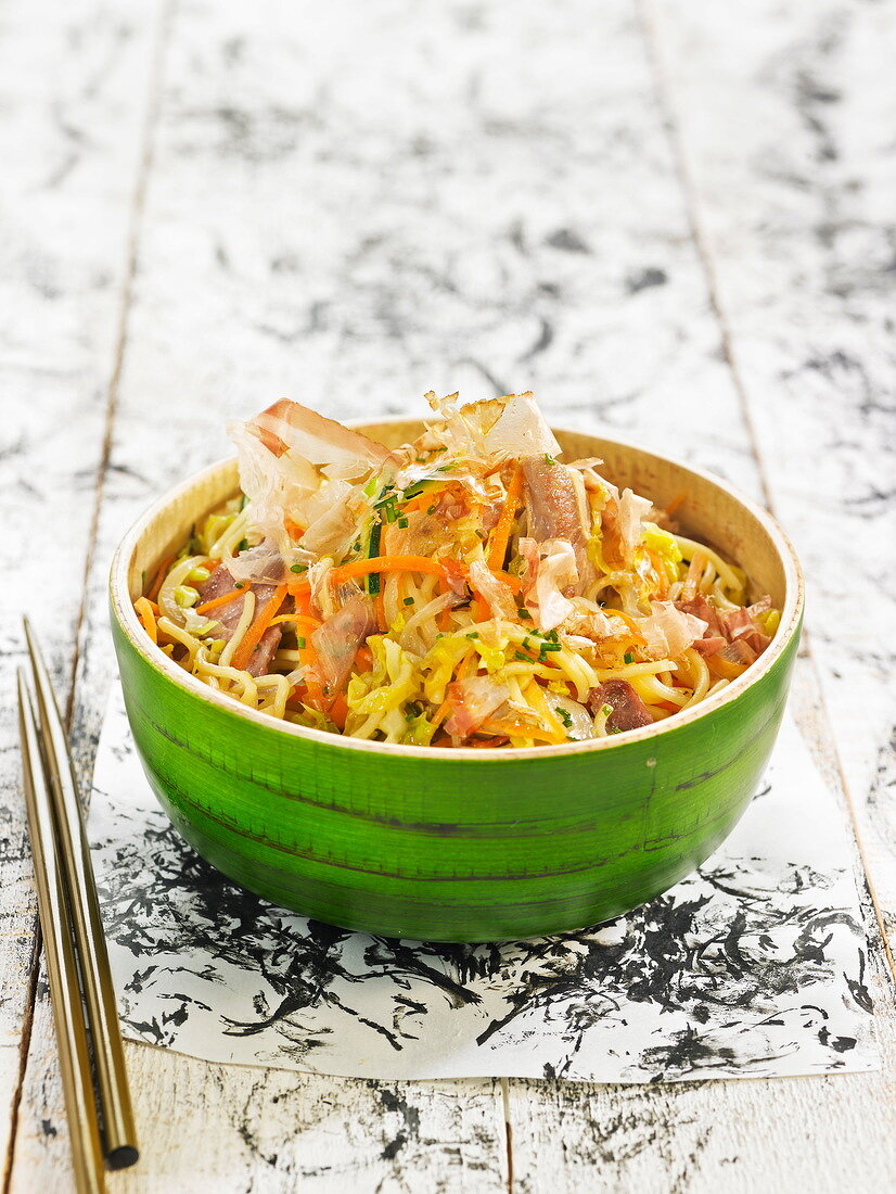 Yakisoba (japanisches Nudelgericht) mit Gemüse, Schweinefleisch und Rohschinken