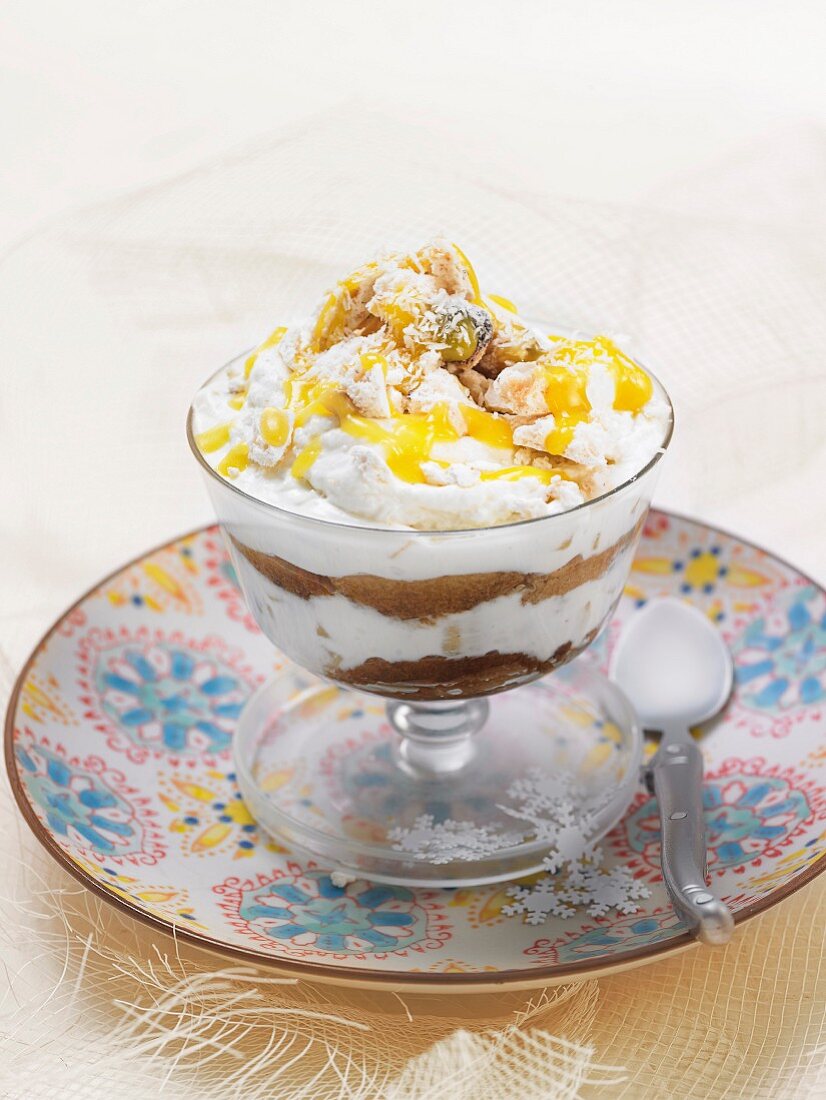 Tiramisu mit Amaretti und Mango-Coulis