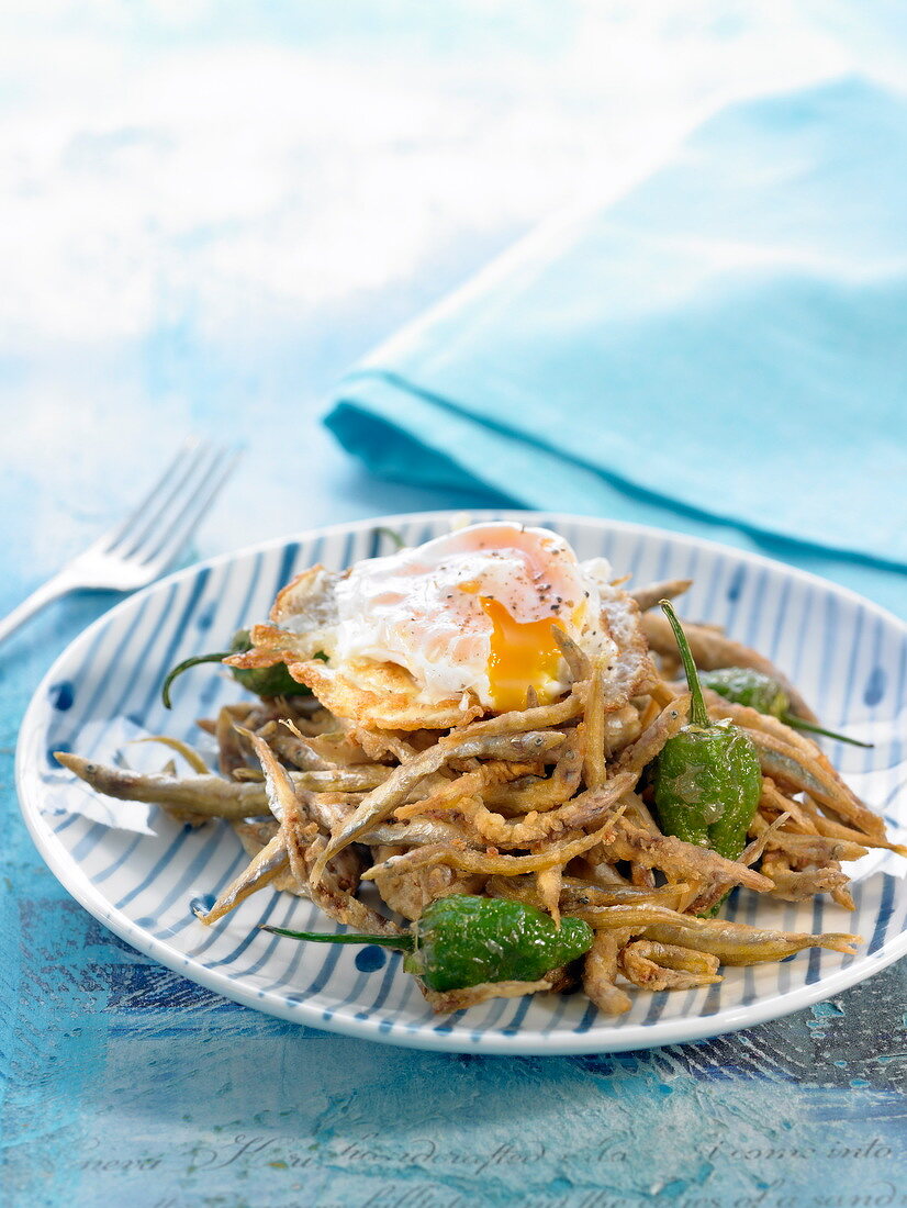 Frittierte Sandaale mit kleinen grünen Paprika