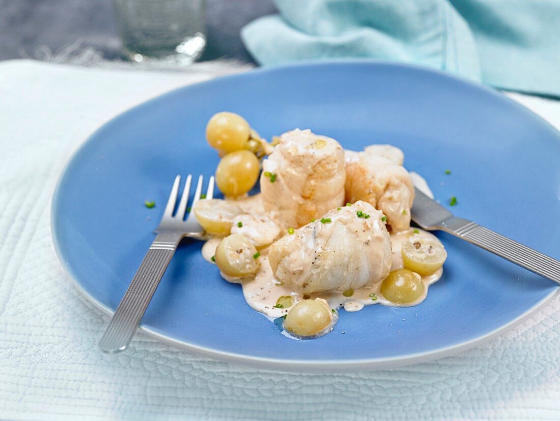 Stockfischröllchen mit weissen Trauben