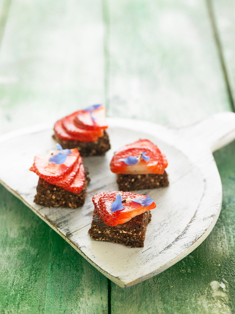 Mandel-Marzipan mit Erdbeeren