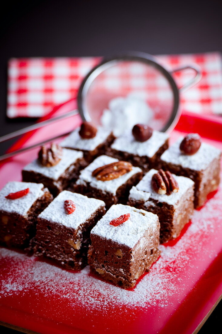 Browniewürfel mit Trockenfrüchten und Puderzucker