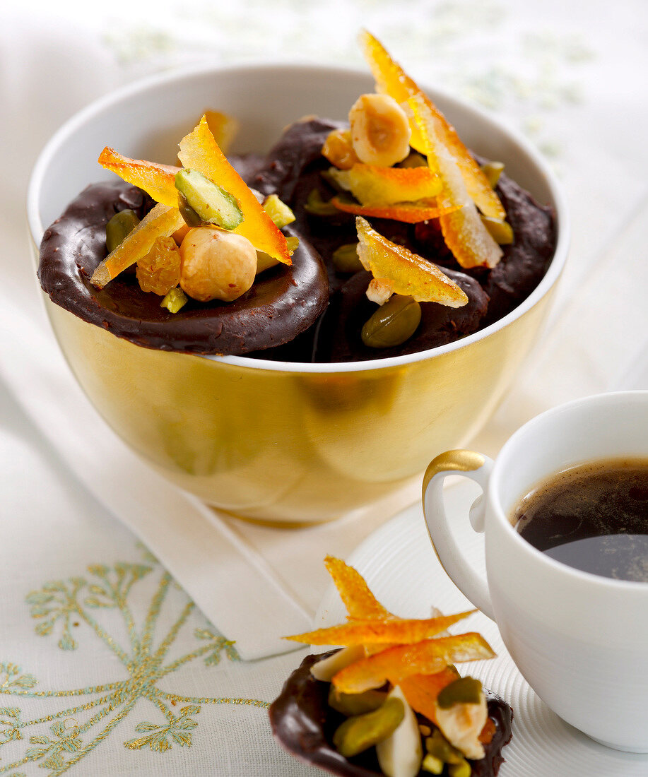 Mendiants au chocolat (Schokoladentaler mit Trockenfrüchten und Nüssen, Frankreich)