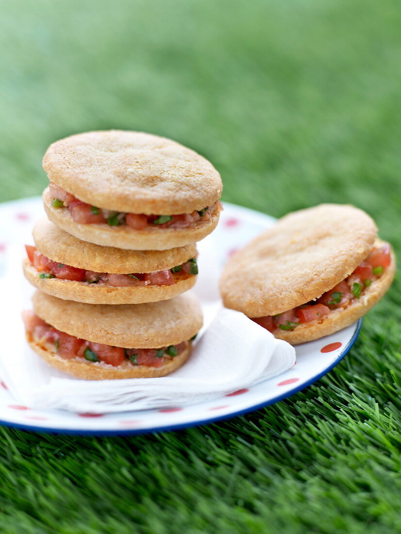 Macarons mit Tomatenfüllung