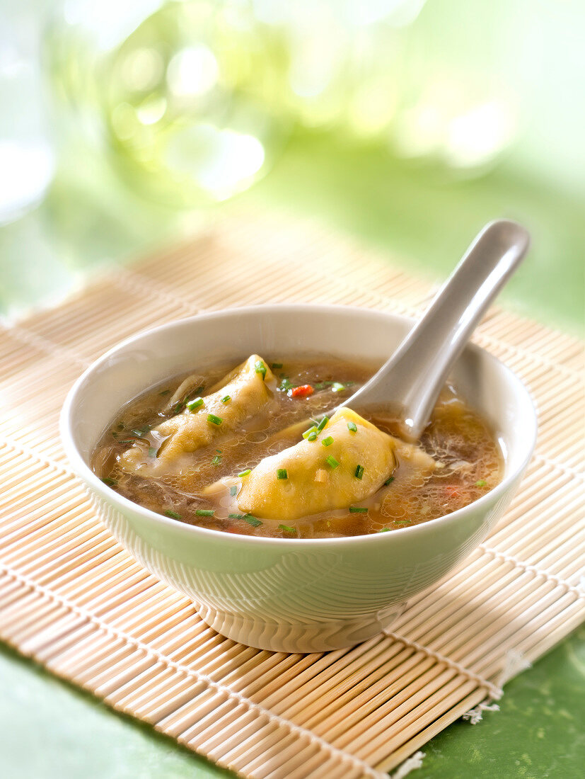 Suppe mit asiatischen Ravioli