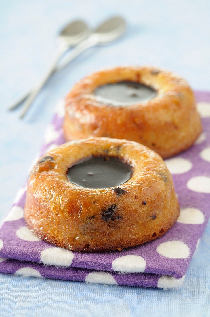 Kleine Kranzkuchen mit Schokoladenfüllung