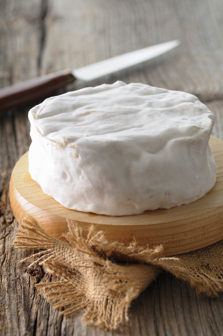 Brillat-Savarin (mild sahniger Weichkäse mit Schimmelrinde, Normandie)