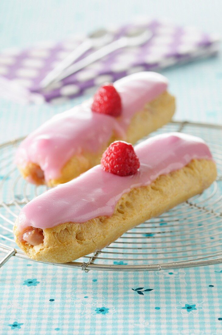 Eclairs (Liebesknochen) mit Himbeercreme