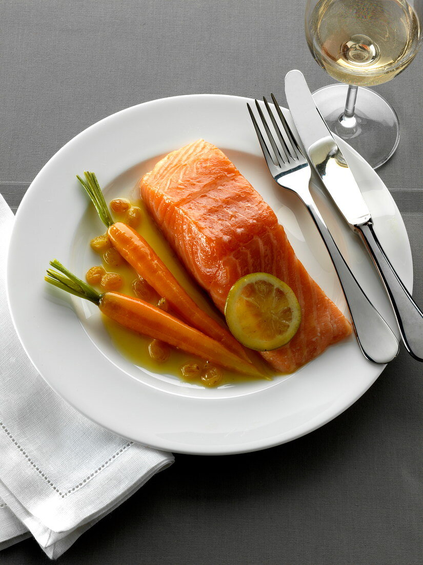 Confit salmon with honey, raisins and carrots