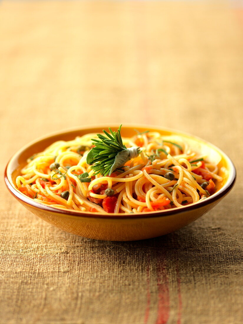 Roman-style spaghettis with capers