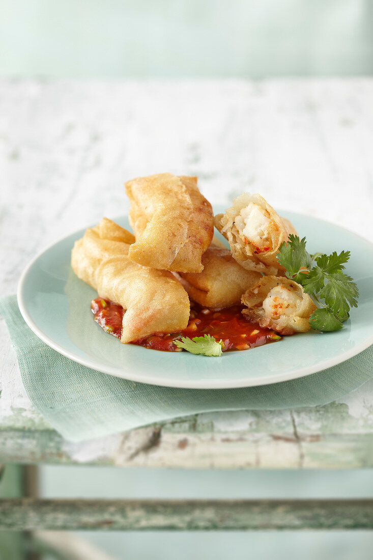 Nems (Frittierte Frühlingsrollen, Vietrnam) mit Garnelen und scharfer Sauce