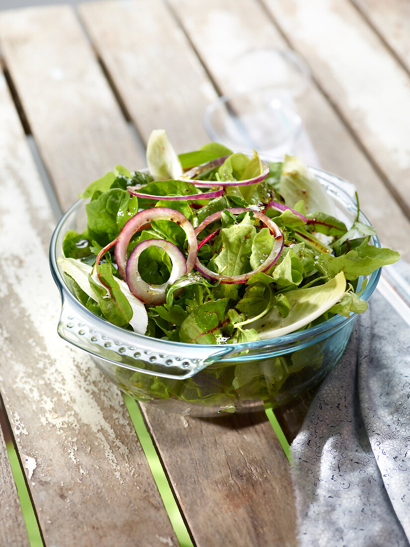 Gemischter Blattsalat mit roten Zwiebeln