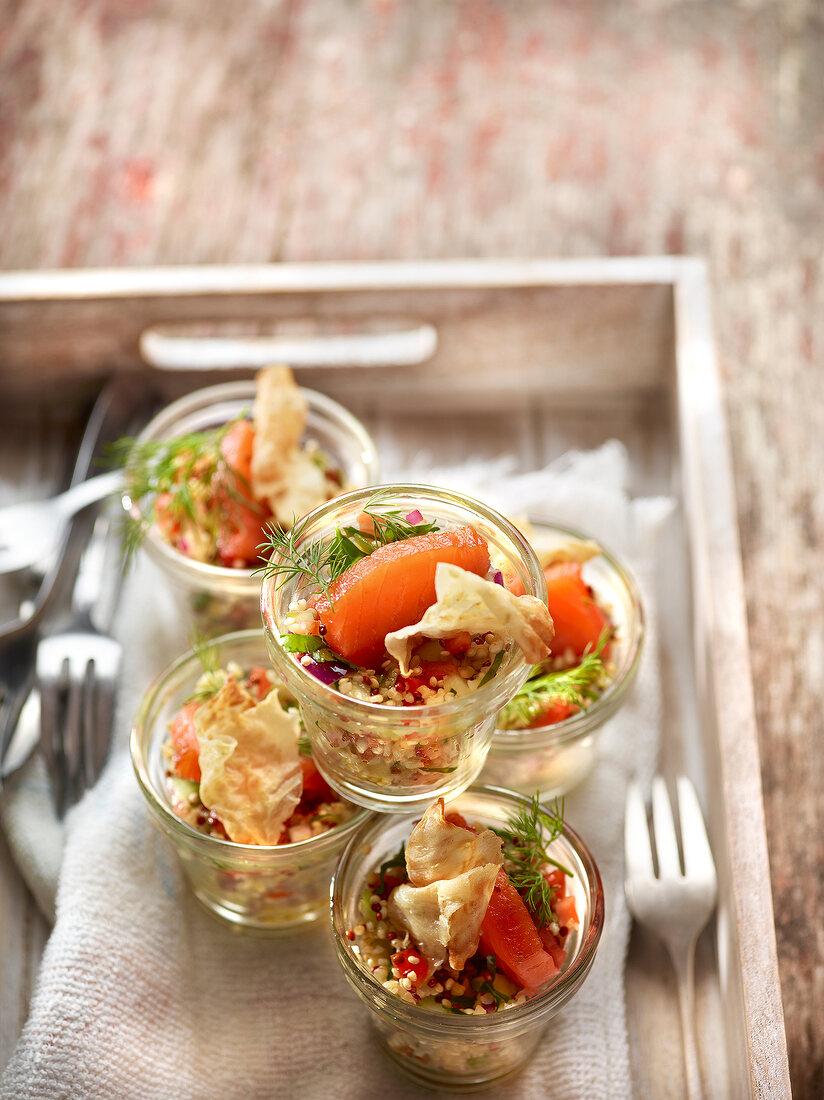 Quinoa-Taboulé mit Räucherlachs, Selleriechips mit Gurke, Tomaten, roten Zwiebeln, Zitrone und Petersilie