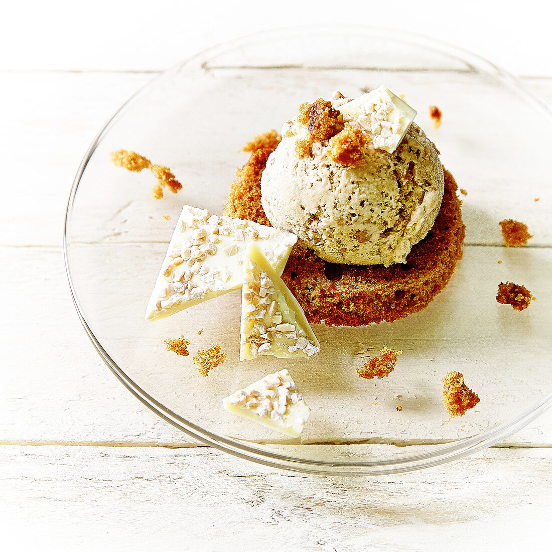 Vanilla ice cream on a slice of gingerbread with white chocolate flakes