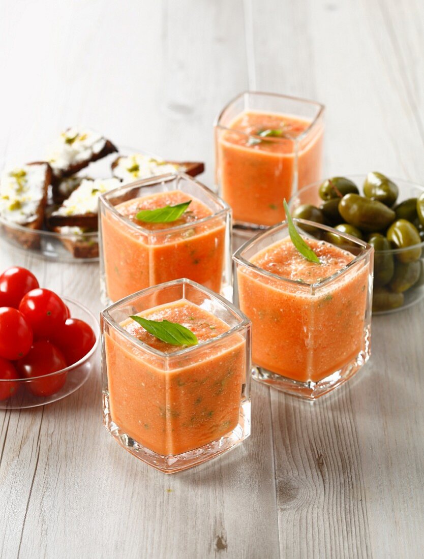 Kalte Paprika-Tomaten-Suppe mit Basilikum