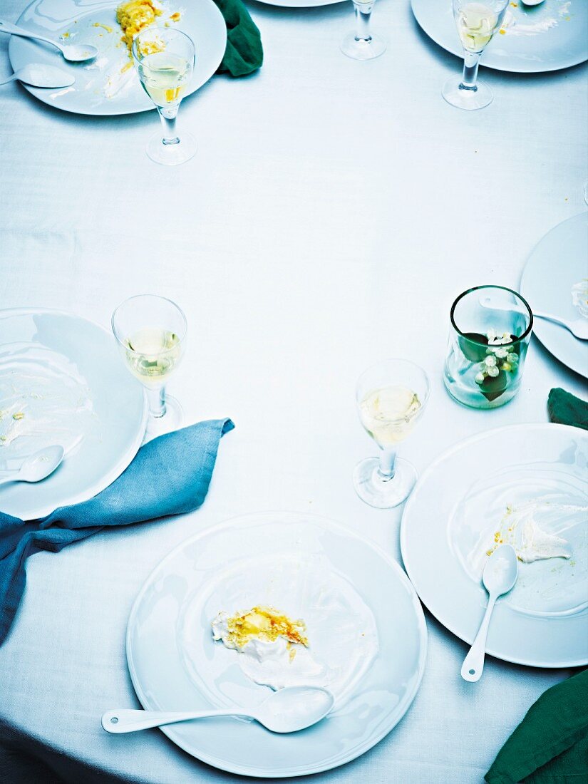 Leer gegessene Teller auf Tisch (Aufsicht)