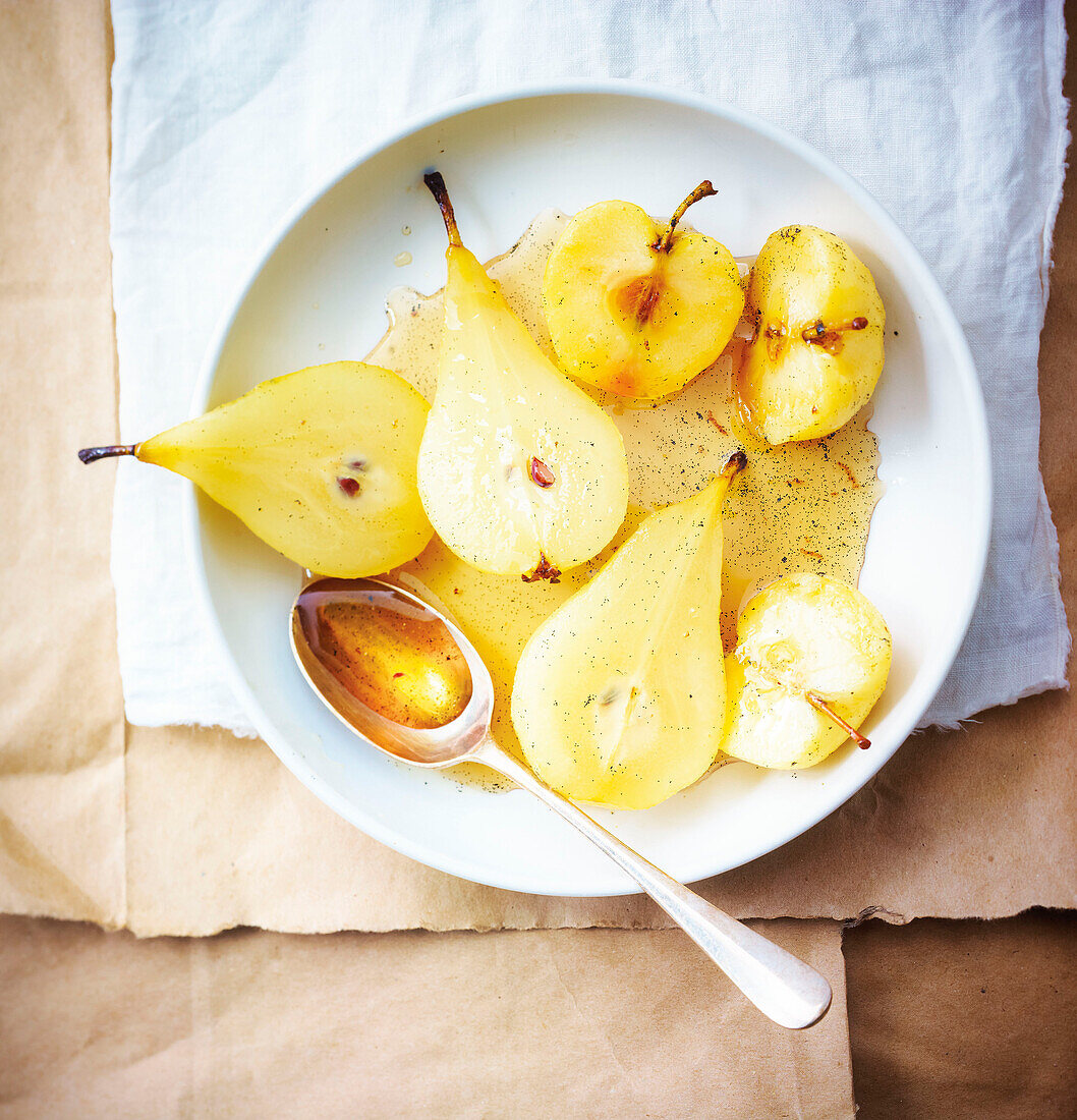 Oven-baked pears and apples with vanilla-flavored caramel syrup
