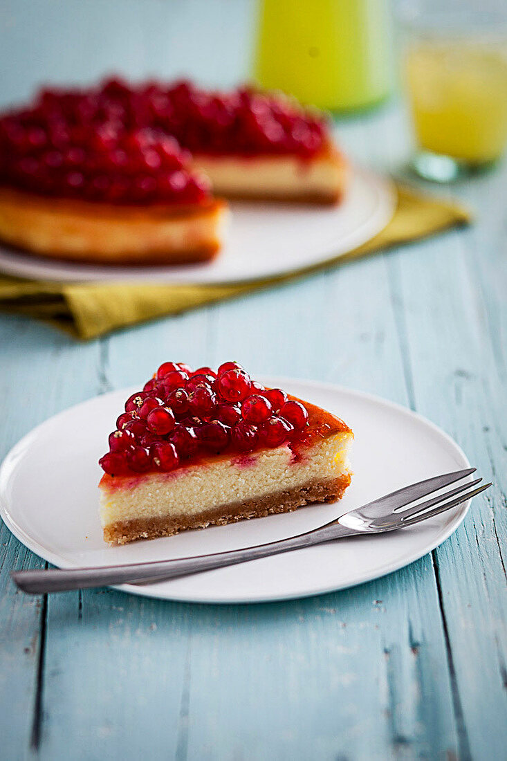 Ein Stück Johannisbeer-Käse-Kuchen