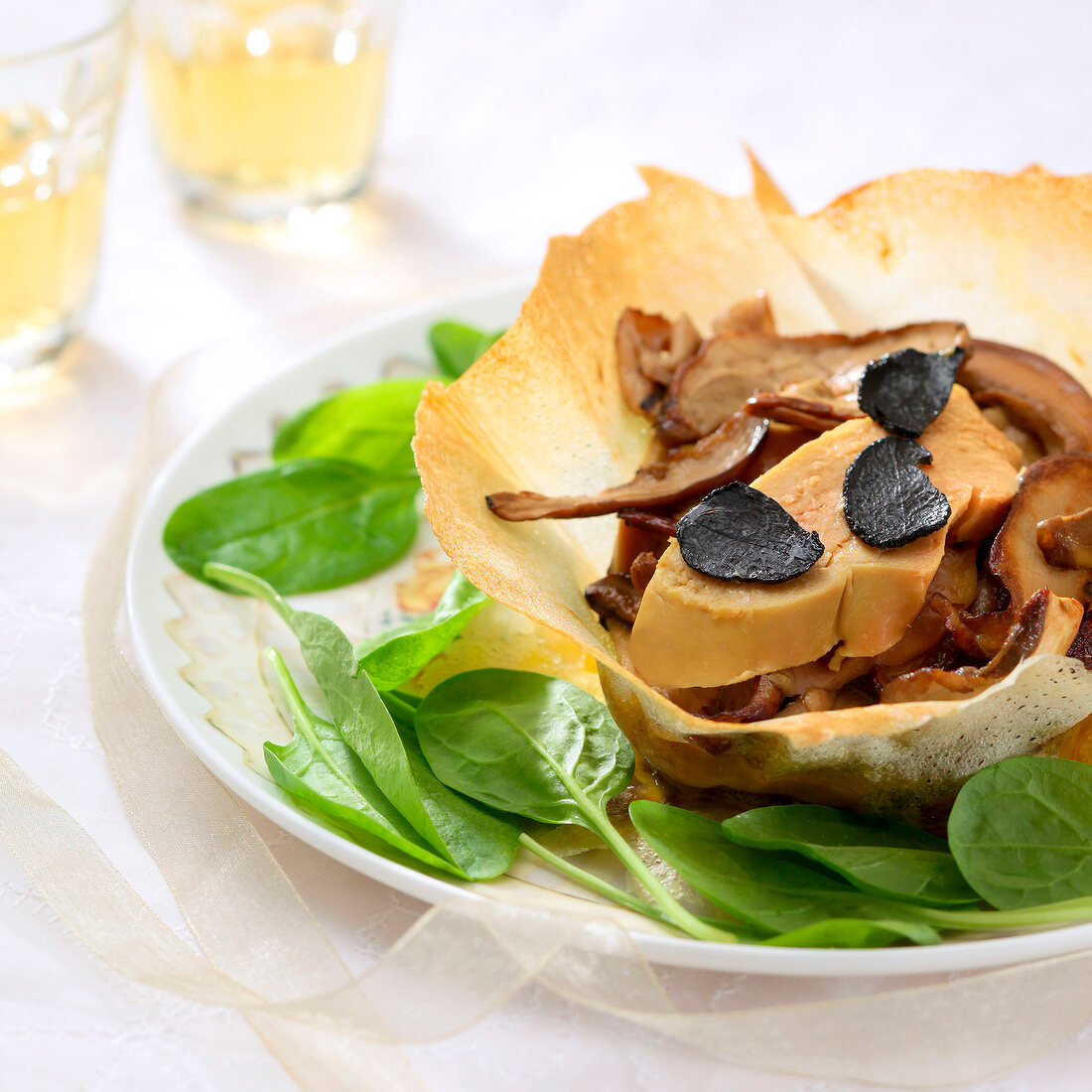 Knuspriges Teigkörbchen mit Pilzen und Foie Gras