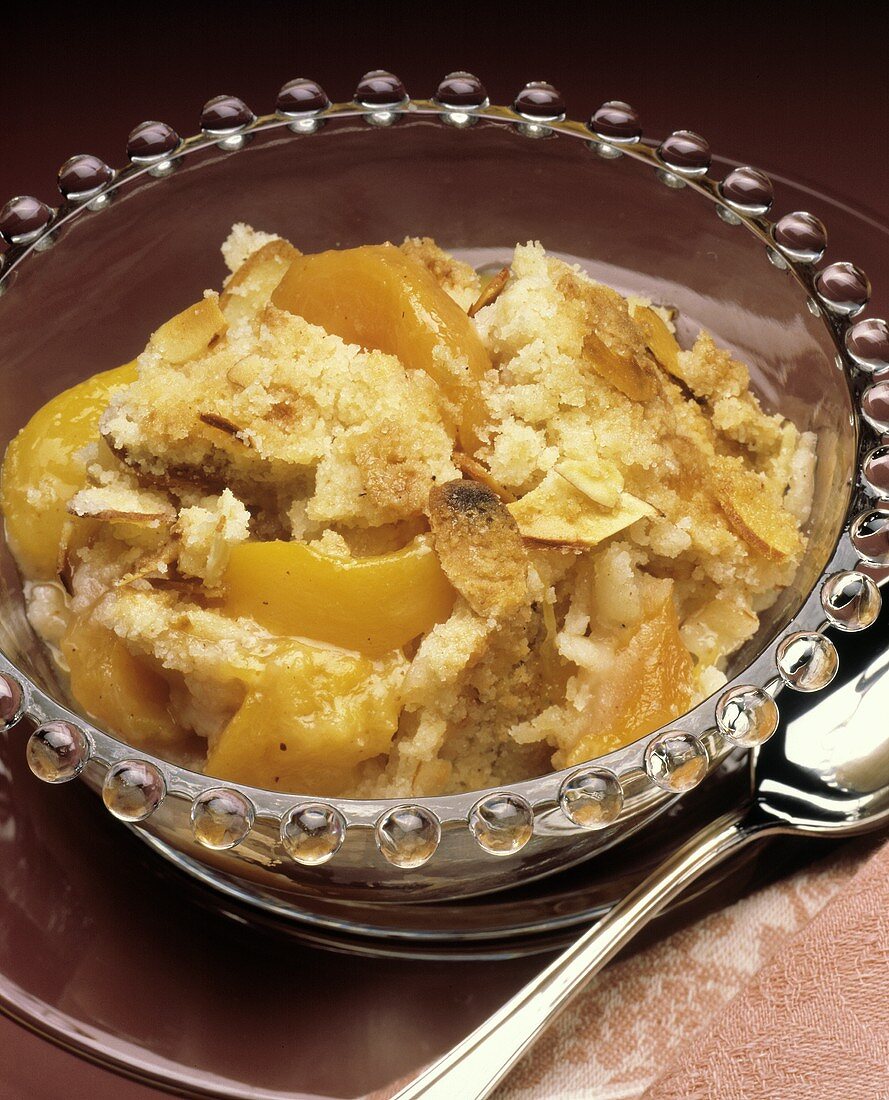 Auflauf mit Pfirsichen (peach cobbler) in Glasschale