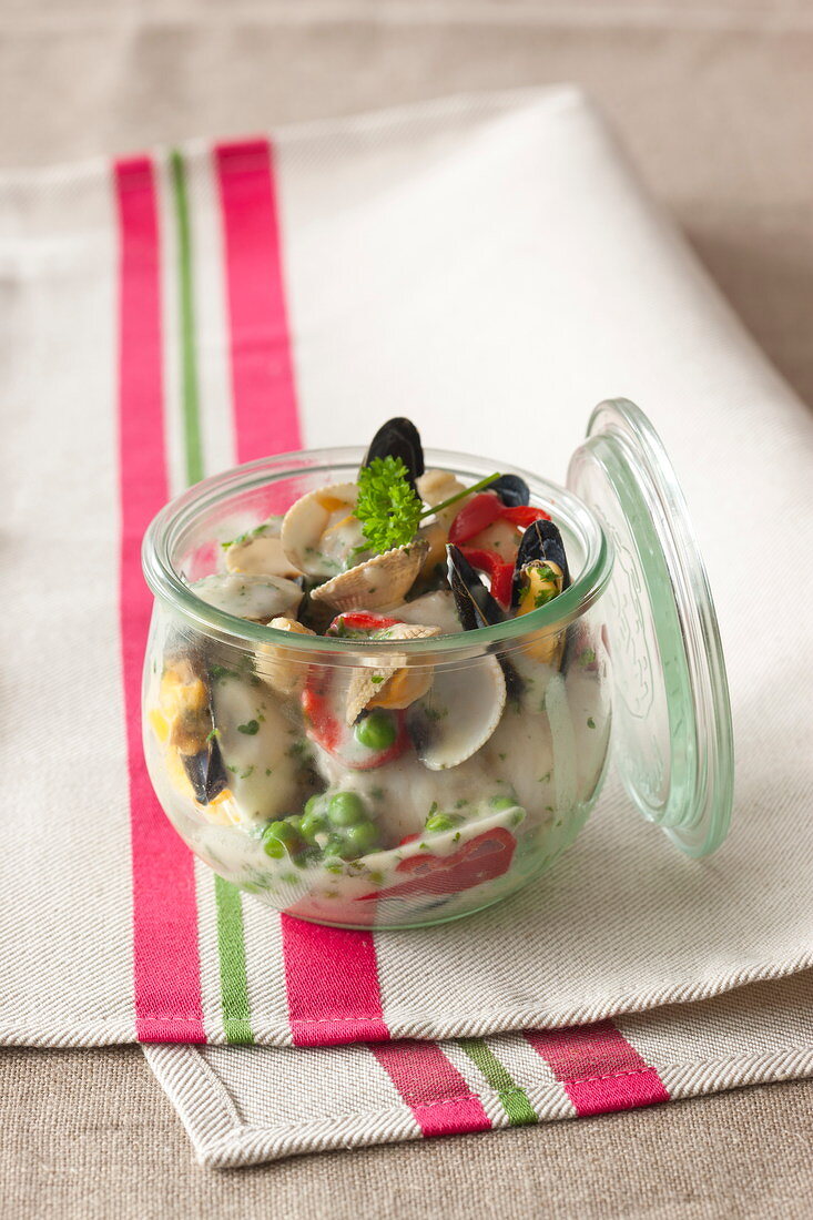 Muschel-Erbsen-Salat, im Glas serviert