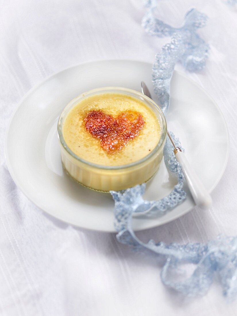 Creme Brulée mit Herzsymbol