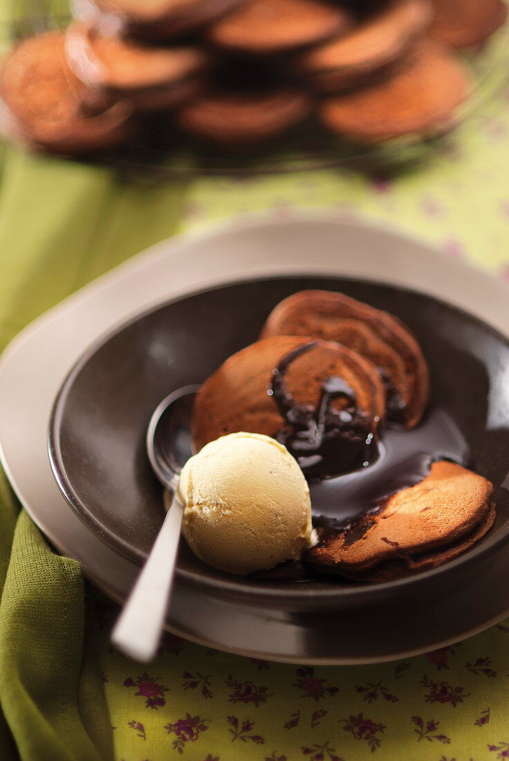 Schoko-Pancakes mit Schokoladensauce und Vanilleeis
