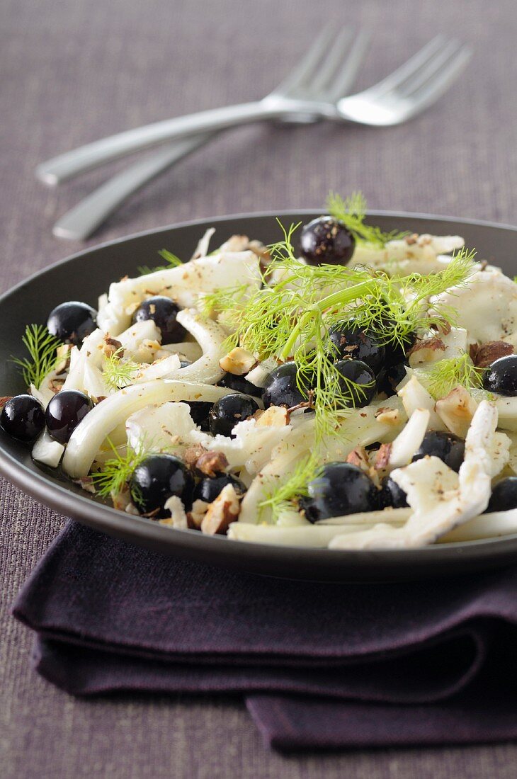 Fenchelsalat mit Ziegenkäse, blauen Trauben und Haselnüssen