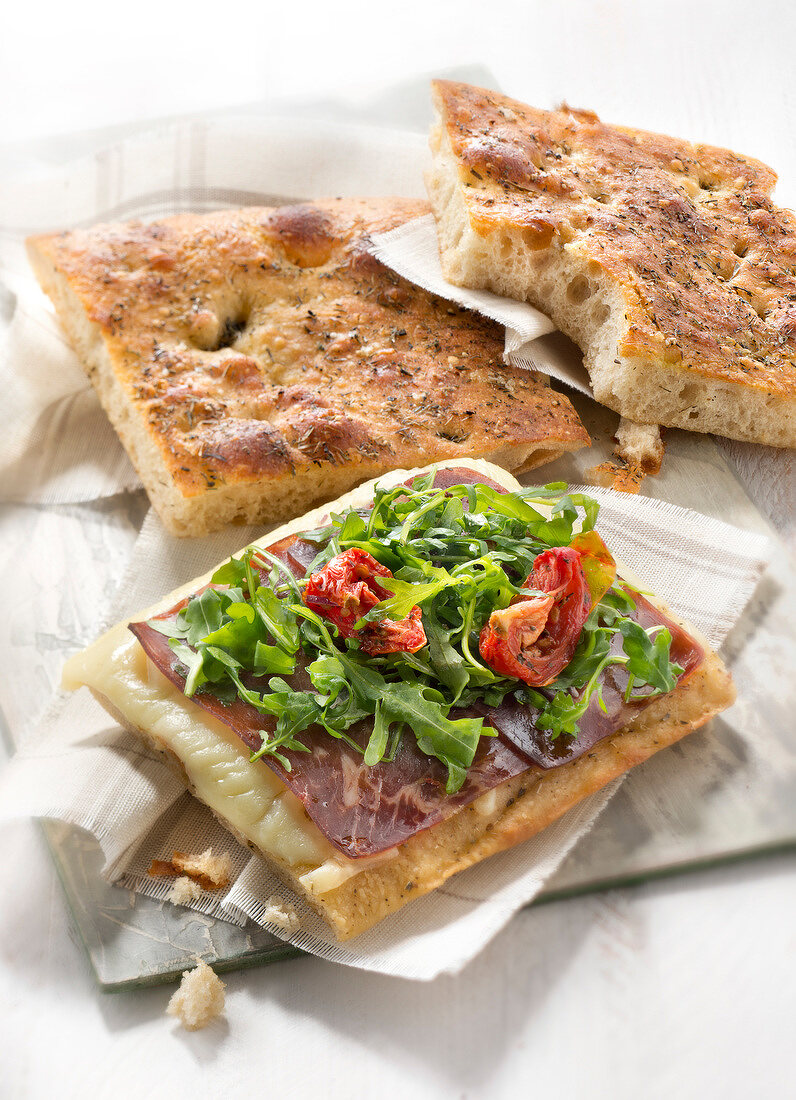 Focaccia mit Bündnerfleisch und Kräutern, von Bäcker Gontran Cherrier