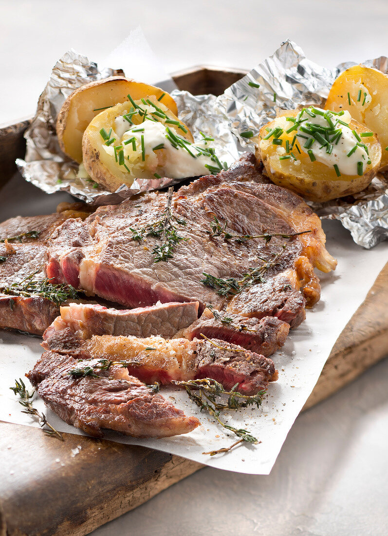 Entrecôte with thyme and baked potatoes in their jackets with cream and chives