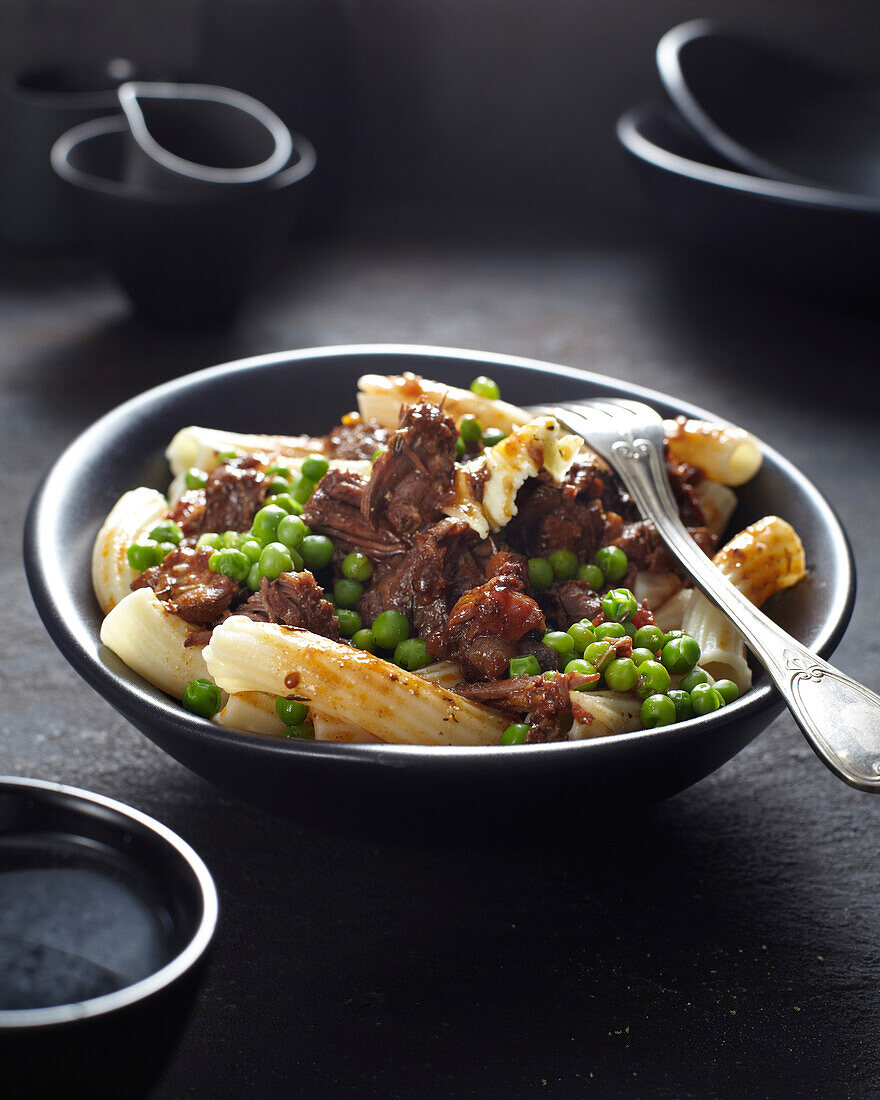 Rinderragout mit Erbsen und Nudeln