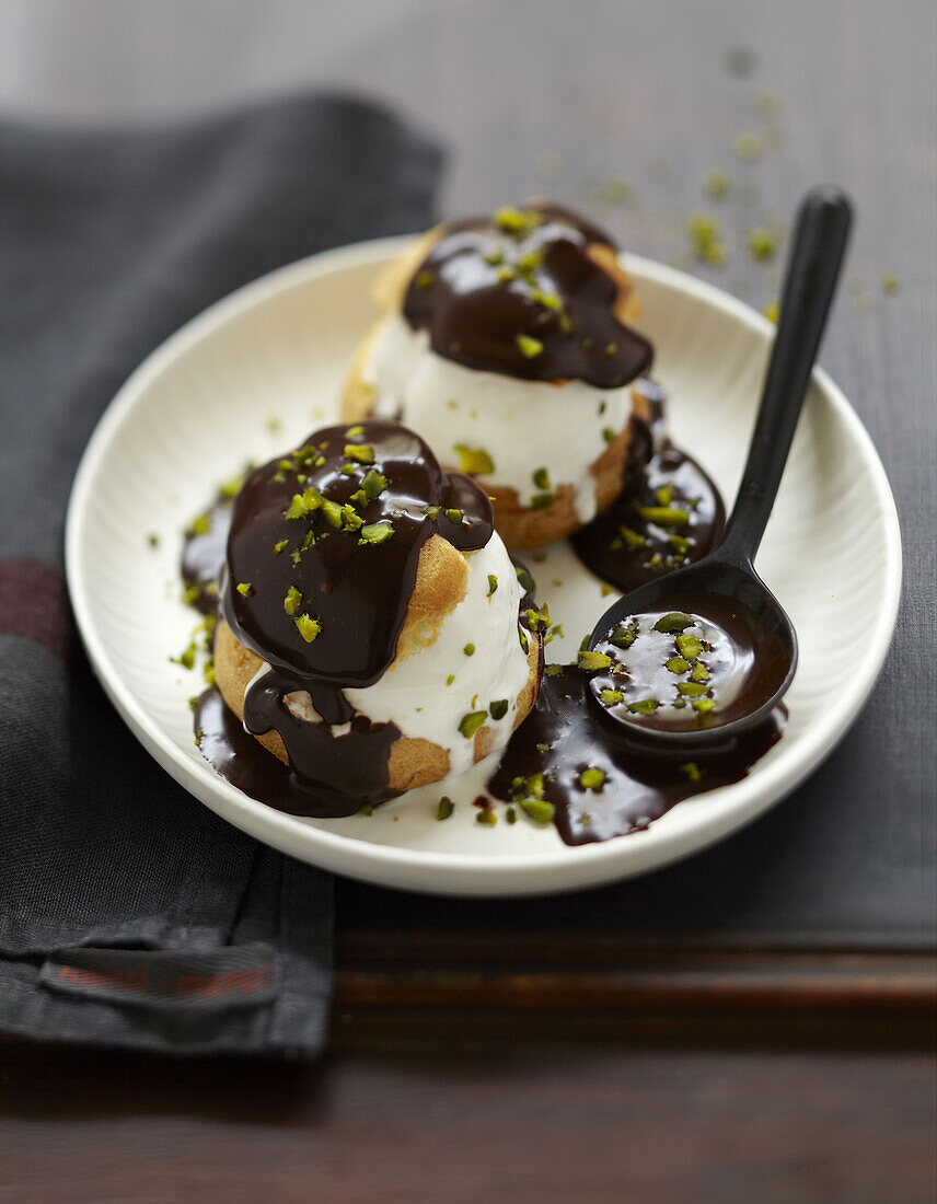 Profiteroles mit Schokolade und Pistazien