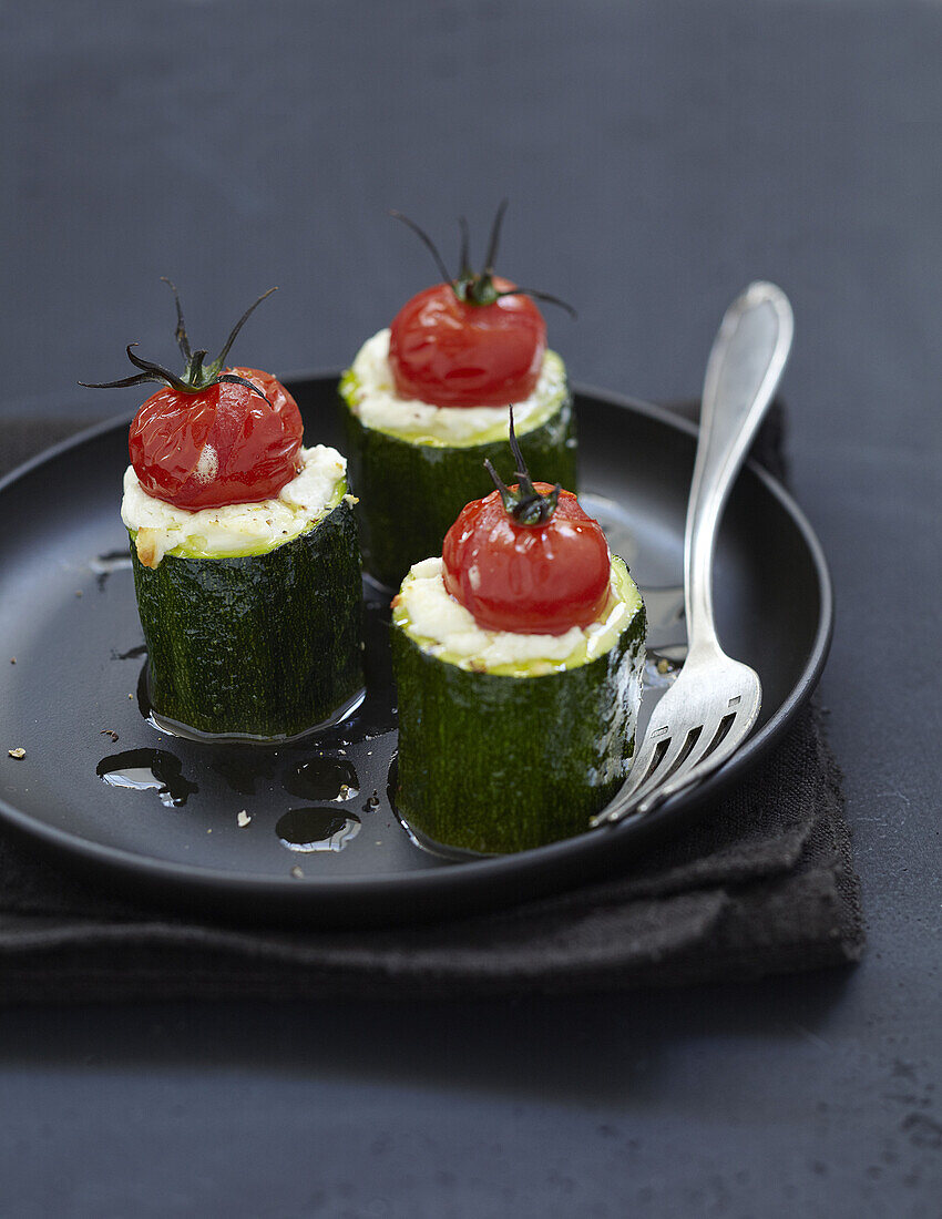 Zucchinis stuffed with goat's cheese Buchettes and cherry tomatoes